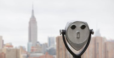 Dürbün ve New York'un Manhattan siluetinin