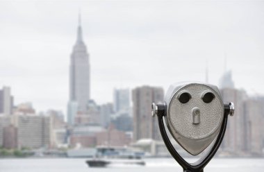 Dürbün ve New York'un Manhattan siluetinin