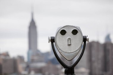 Dürbün ve New York'un Manhattan siluetinin