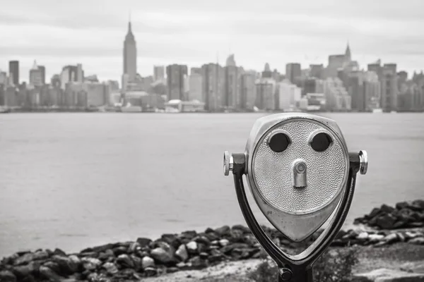 Prismáticos y horizonte de Manhattan en Nueva York —  Fotos de Stock