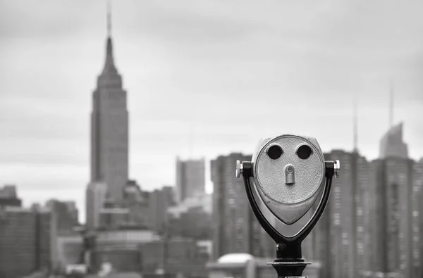 Prismáticos y horizonte de Manhattan en Nueva York —  Fotos de Stock