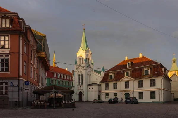 Arkitekturen i gamla Riga tidigt på morgonen — Stockfoto