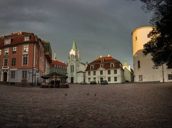 Architektura starej Rygi wczesnym rankiem — Zdjęcie stockowe