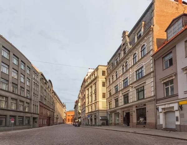 Arquitectura de la antigua Riga temprano en la mañana — Foto de Stock