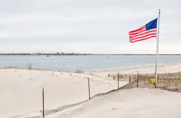 American flag on  Breezy Point — Stock Photo, Image