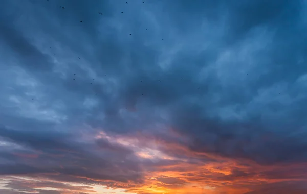 Céu de pôr-do-sol dramático — Fotografia de Stock