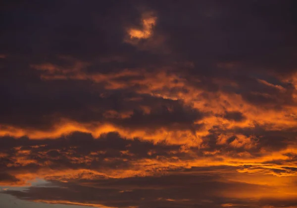 Драматическое небо заката — стоковое фото