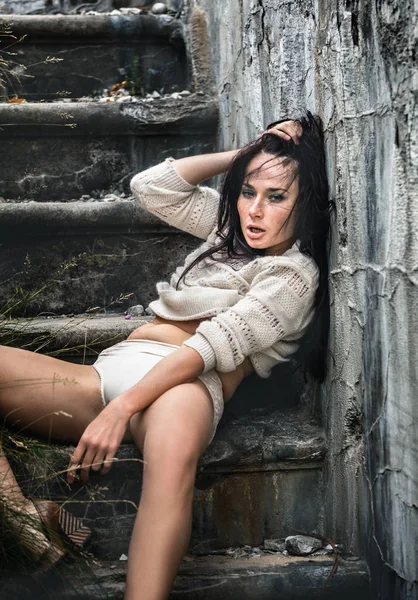 Betrunkene junge Frau auf der Treppe — Stockfoto