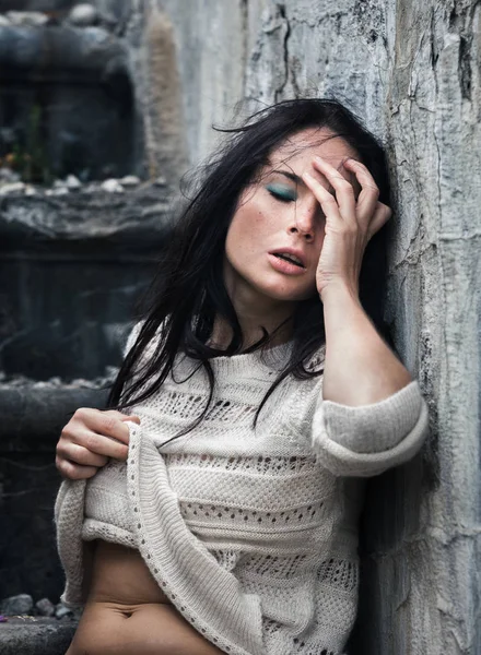 Jovem mulher senta-se em uma escada de concreto — Fotografia de Stock