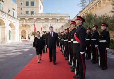 Toplantı sırasında Petro Poroshenko Marie Louise Coleiro Preca ile