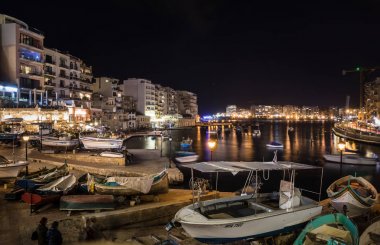 Işıklar ve yansımaları Spinola Bay, Malta