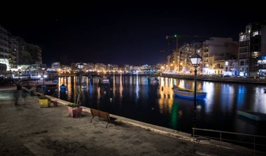 Işıklar ve yansımaları Spinola Bay, Malta