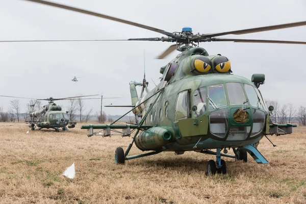 Militära helikoptrar bekämpa jourhavande — Stockfoto