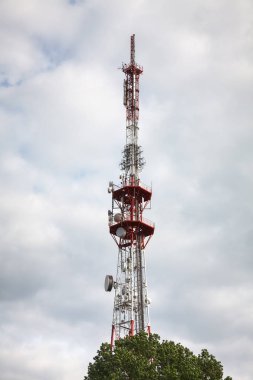 Telekomünikasyon kule bulutlu gökyüzü karşı