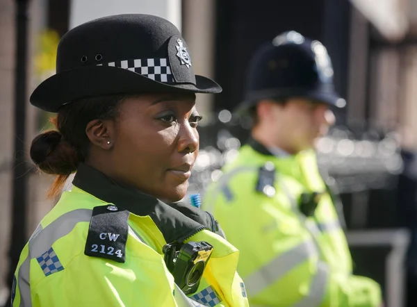 Metropolitan Policewoman on duty in London — Stock Photo, Image