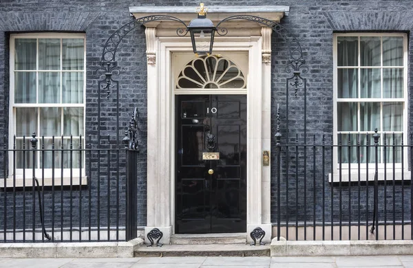 Ingången till 10 Downing Street i London — Stockfoto