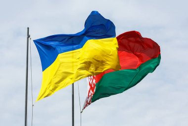 Ukrayna ve Beyaz Rusya bayraklarını sallayarak