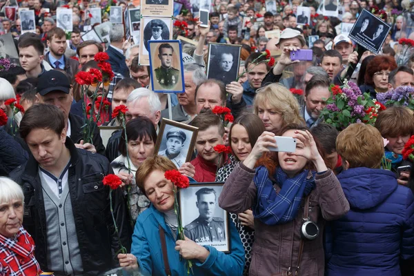 Бессмертный полк марширует в Киеве — стоковое фото