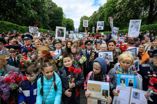 A marcha do Regimento Imortal em Kiev — Fotografia de Stock