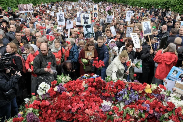 A marcha do Regimento Imortal em Kiev — Fotografia de Stock