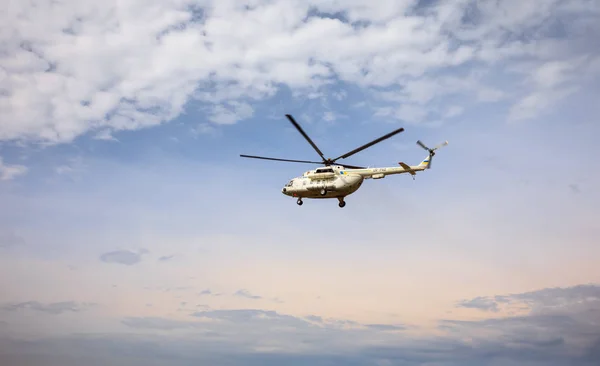 Helicóptero militar ucraniano Mi-8 — Foto de Stock