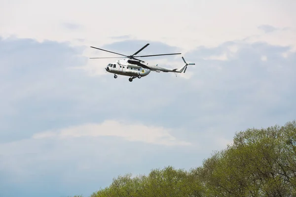 Helicóptero militar ucraniano Mi-8 — Fotografia de Stock