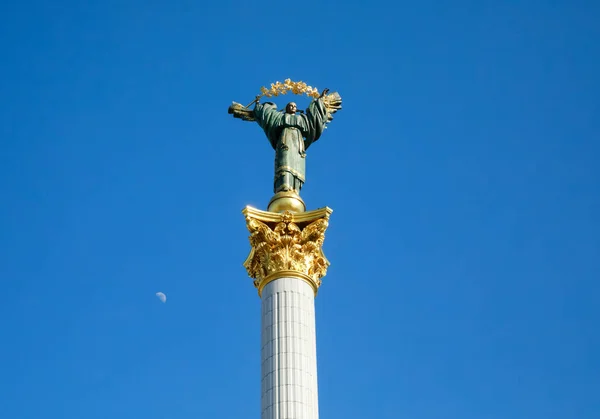 在基辅市中心的独立纪念碑 — 图库照片