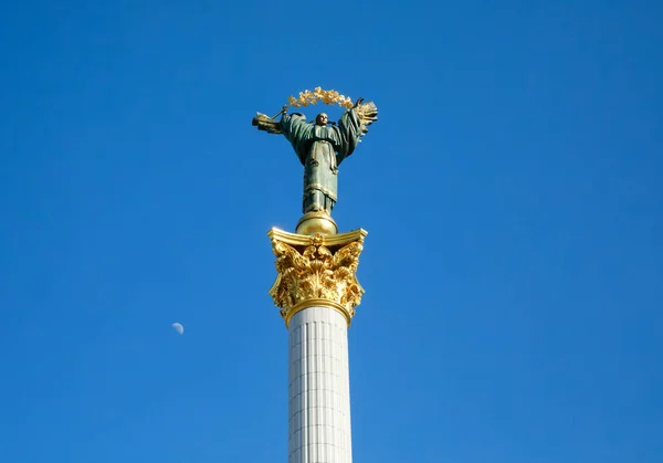 Monument de l'indépendance au centre ville de Kiev — Photo