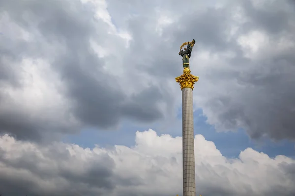 Självständighetsmonumentet i Kiev downtown — Stockfoto