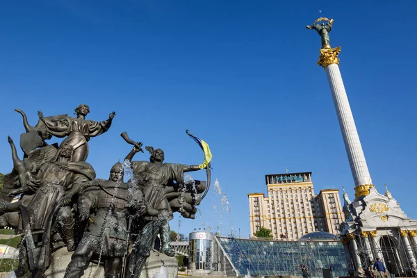 Staty av grundarna av Kiev på Självständighetstorget — Stockfoto