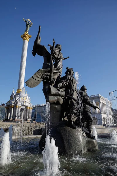 Staty av grundarna av Kiev på Självständighetstorget — Stockfoto