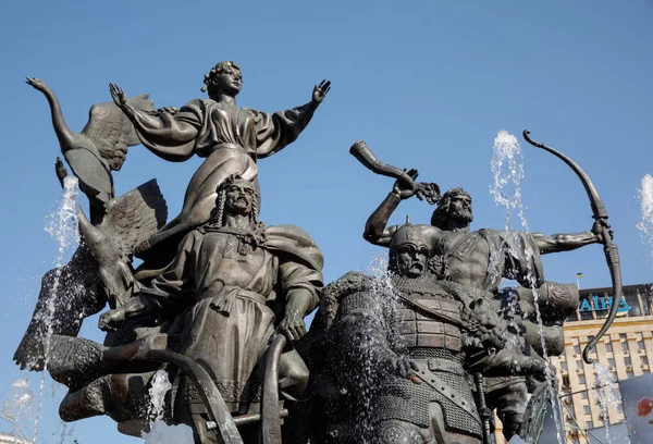 Socha ze zakladatelů Kyjeva na náměstí nezávislosti — Stock fotografie