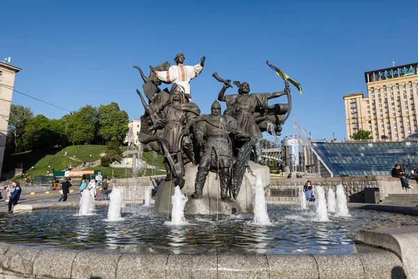 Kiev bağımsızlık Meydanı'nda kurucuları heykeli — Stok fotoğraf