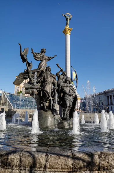 Kiev bağımsızlık Meydanı'nda kurucuları heykeli — Stok fotoğraf
