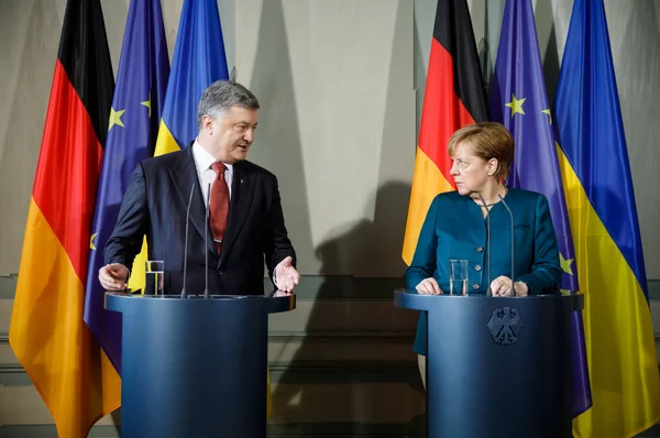 Петр Порошенко и Ангела Меркель — стоковое фото