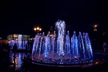 Işık ve müzik çeşmeler Maidan Nezalezhnosti Kiev üzerinde