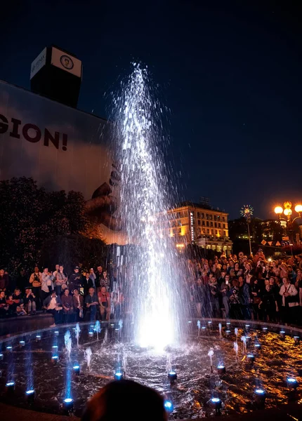 Světlo a hudební fontány na Maidan Nezalezhnosti v Kyjevě — Stock fotografie