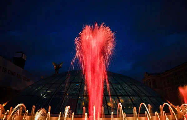 Light and Music Fountains on Maidan Nezalezhnosti in Kiev — Stock Photo, Image