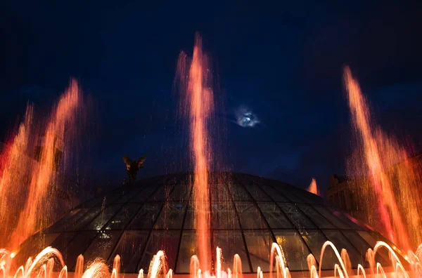 光和 Maidan Nezalezhnosti 在基辅音乐喷泉 — 图库照片