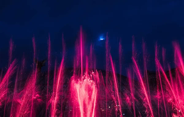 Světlo a hudební fontány na Maidan Nezalezhnosti v Kyjevě — Stock fotografie