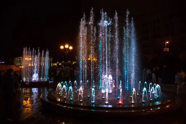 Światło i muzyka fontanny na plac Niepodległości w Kijowie — Zdjęcie stockowe