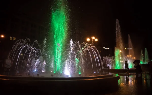 Światło i muzyka fontanny na plac Niepodległości w Kijowie — Zdjęcie stockowe