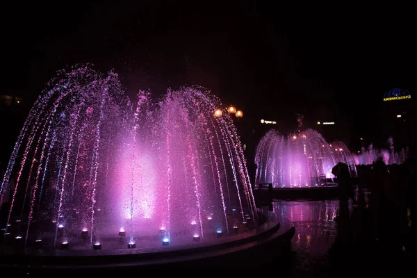 Fontaines de lumière et de musique sur Maidan Nezalezhnosti à Kiev — Photo