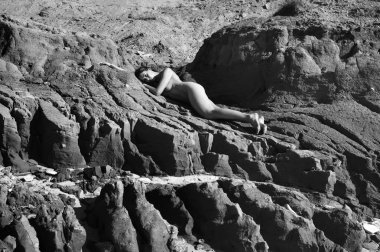 Genç çıplak kadın tans sahilde