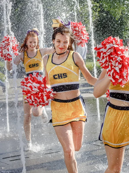 Grupo de Cheerleaders felizes gostam de correr através da fonte — Fotografia de Stock