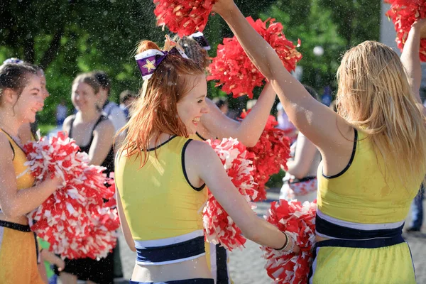Grupo de Cheerleaders felizes gostam de correr através da fonte — Fotografia de Stock
