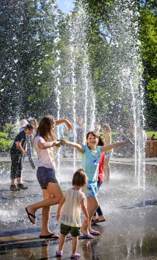 fıskiyede oynamak çocuk