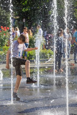fıskiyede oynamak çocuk