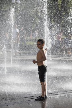 fıskiyede oynamak çocuk