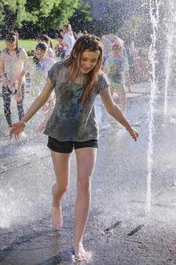 fıskiyede oynamak çocuk